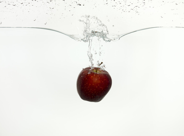 jabłko spadła w wodzie - Zdjęcie, obraz