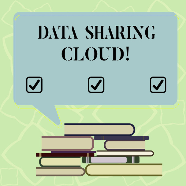 Tekstiä kirjoittava teksti Data Sharing Cloud. Liiketoimintakonsepti käyttää internet-tekniikkaa jakaa tiedostoja käyttäjien välillä Epätasainen kasa Hardbound Books ja tyhjä suorakulmainen väri Puhe Bubble
. - Valokuva, kuva