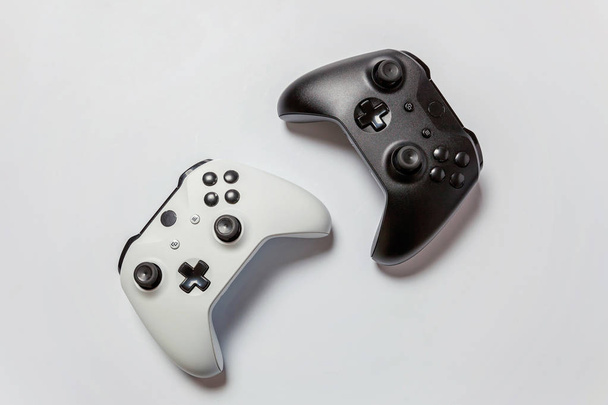 Bílé a černé dvě joystick gamepad, herní konzole, izolované na bílém pozadí. - Fotografie, Obrázek