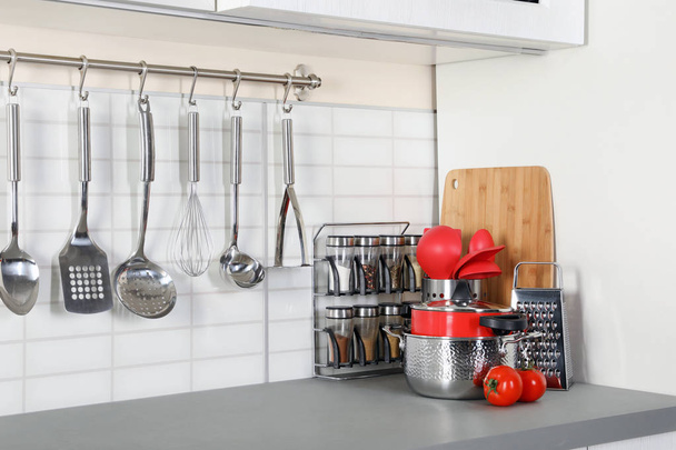 Conjunto de utensílios de cozinha limpos, utensílios e produtos à mesa na cozinha moderna. Espaço para texto
 - Foto, Imagem