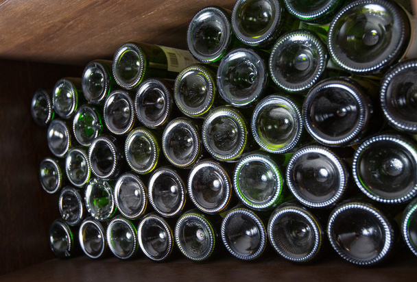 вино бутылки в погребе - Фото, изображение