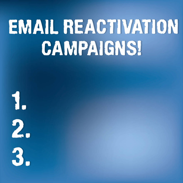 Textzeichen mit E-Mail-Reaktivierungskampagnen. konzeptionelle Foto ausgelöste E-Mail für schlafende Abonnenten verschwommenes Licht blinkt grell auf leeren blauen dunstigen Raum für Plakattapete. - Foto, Bild