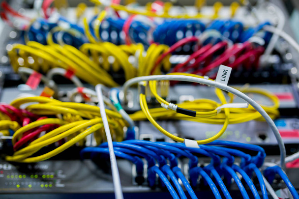 Selektywny fokus kable ethernet i sieci, przełączanie koncentrator Lan systemu komunikacji. Urządzenie sieciowe UTP okablowania i komputer - Zdjęcie, obraz