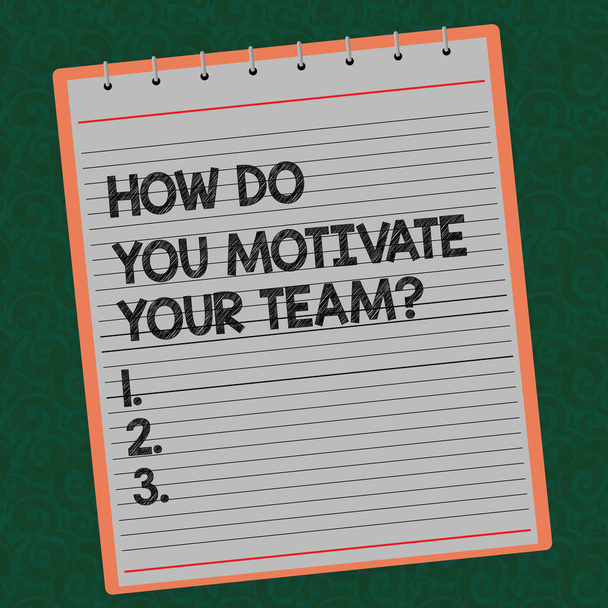 Wie motivieren Sie Ihre Teamfrage? Geschäftskonzept für Strategien zur Aufrechterhaltung der Motivation ausgekleidet Spirale oben farbigen Notizblock Foto auf Wasserzeichen gedruckt Hintergrund. - Foto, Bild