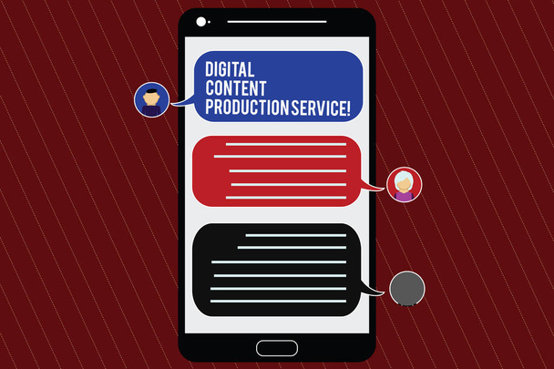 Κείμενο πινακίδα που δείχνει ψηφιακού περιεχομένου υπηρεσία παραγωγής. Εννοιολογική φωτογραφία νέους τρόπους μάρκετινγκ διαφήμισης Mobile Messenger οθόνη με Chat κεφάλια και κενό φυσαλίδες ομιλία χρώματος. - Φωτογραφία, εικόνα
