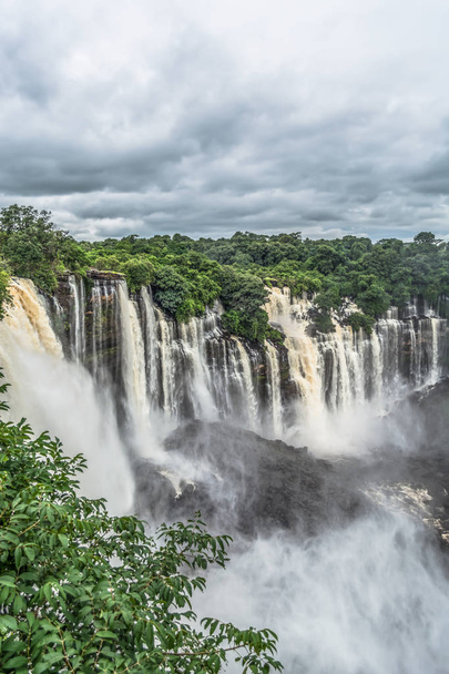 Vista completa de las cascadas de Kalandula en el río Lucala, en Angola
 - Foto, Imagen