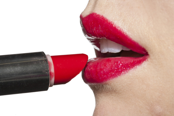 Application de rouge à lèvres en gros plan
 - Photo, image