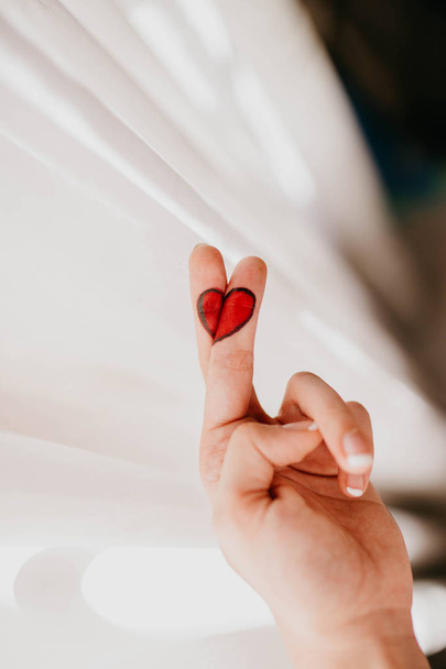 Αντλώντας από σπασμένη καρδιά στα δάχτυλα για του Αγίου Βαλεντίνου - Φωτογραφία, εικόνα