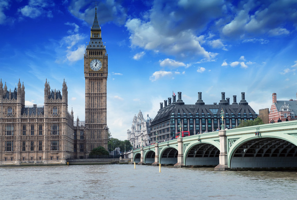 A Big Ben, a Parlament és a Westminster-hídra házak - Fotó, kép