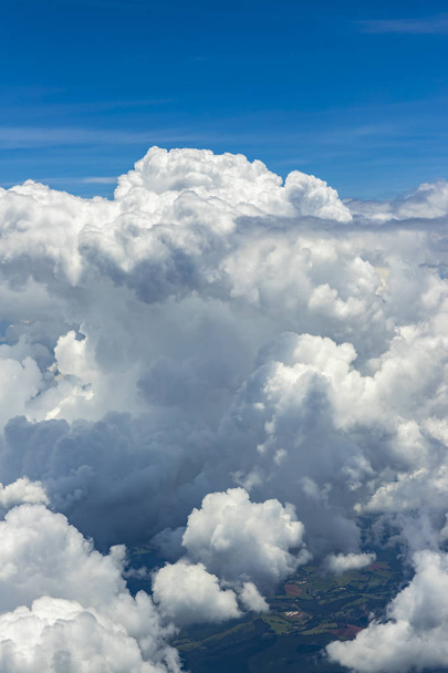 Летят над облаками. вид с самолета.  - Фото, изображение