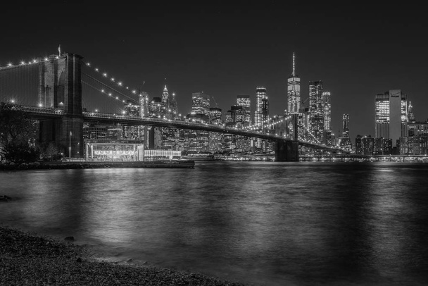 Lo skyline di Brooklyn Bridge e Manhattan di notte, da DUMBO, Brooklyn, New York
 - Foto, immagini