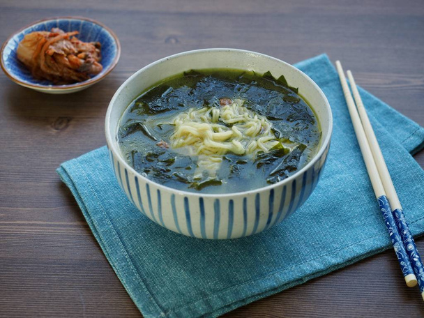 Comida coreana Sopa de algas Ramen
 - Foto, imagen