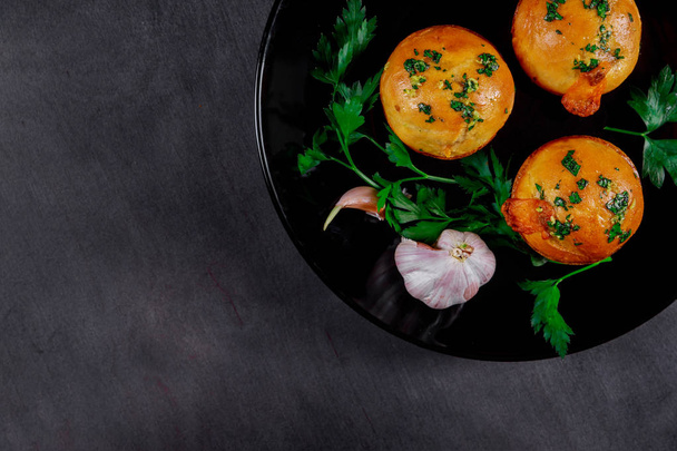 schöne hausgemachte Pilze und Fleisch mit Knoblauchkuchen auf hölzernen grauen Brettern - Foto, Bild