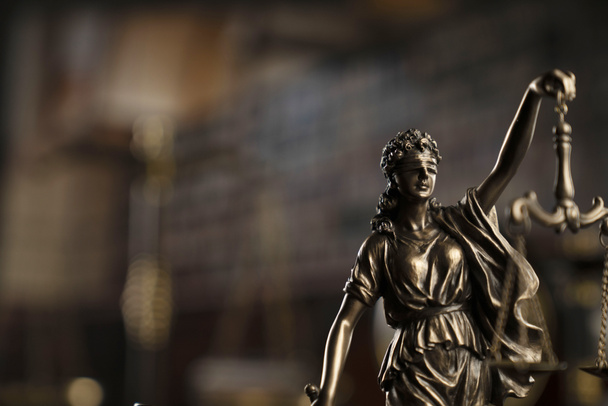 Gesetzeskonzept. Statue der Gerechtigkeit und der Rechtsbücher. Gerichtsbibliothek. - Foto, Bild
