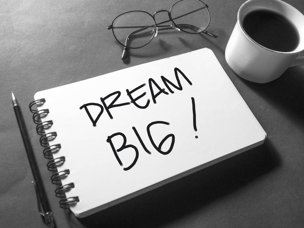 Dream Big, Business Inspirational Words Цитаты слов, опирающиеся на типографическую концепцию
 - Фото, изображение