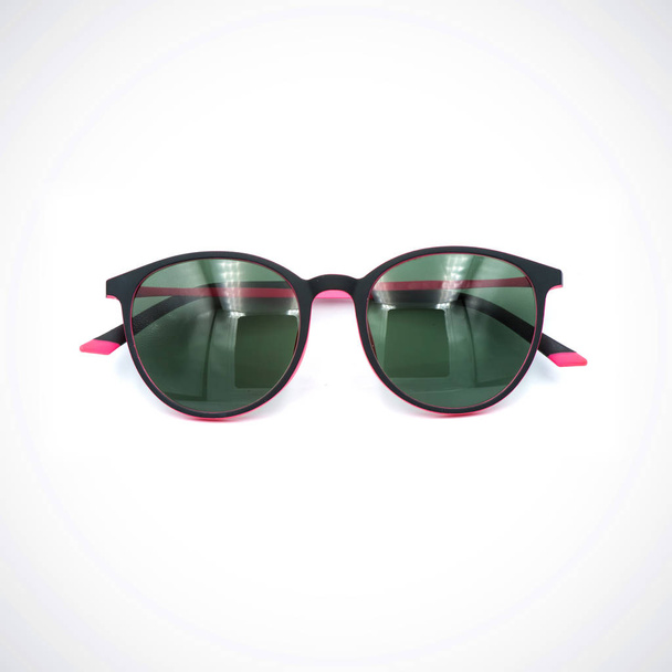 Brille, Bild von modern, modisch, Sonnencreme, rosa auf weißem Hintergrund. - Foto, Bild