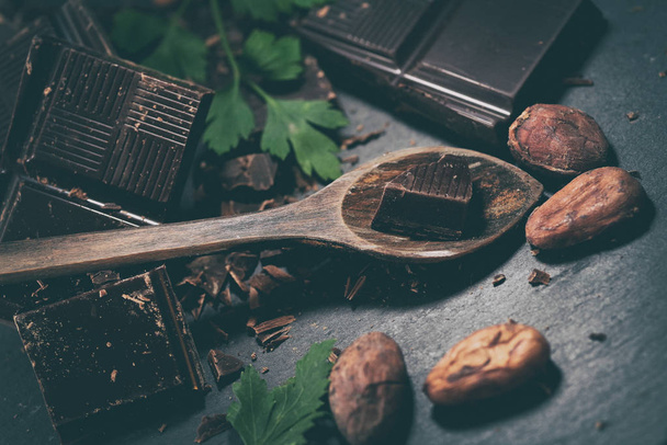 Какао-порошок и кофейные зёрна на деревянном столе
 - Фото, изображение