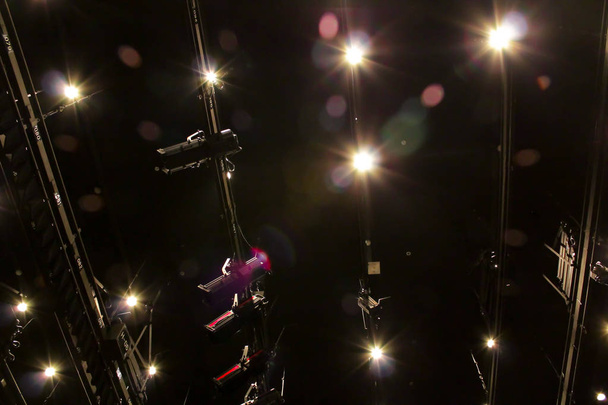 Осветительное оборудование и висячие решетки для спектаклей в театре яркие для использования
. - Фото, изображение