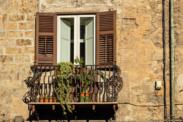 Traditional window and balcony with wooden shutters of old house in Palermo. Sicily, Italy - Foto, Imagem