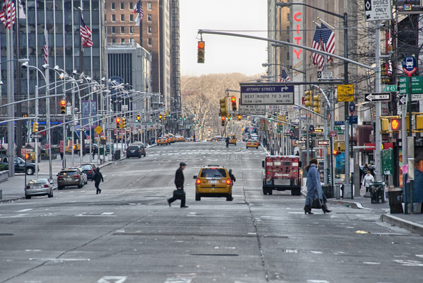 new york city - mar 2: riesige Wolkenkratzer dominieren die Straßen der Stadt, - Foto, Bild