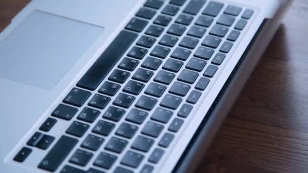 Laptop im neuen Design auf einem Holztisch. - Filmmaterial, Video