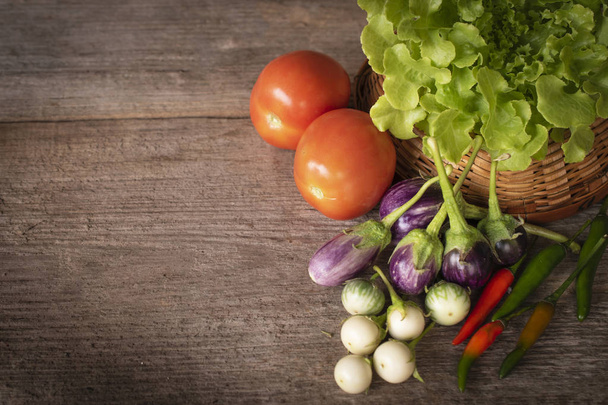 Varias verduras frescas, jóvenes de cosecha propia, tomate, chile, lechuga, lugar de berenjena en una mesa de madera
 - Foto, Imagen