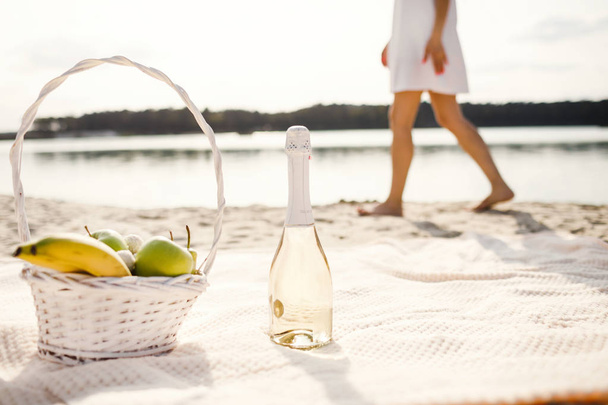 Sunny summer day with food at the beach - Foto, Bild