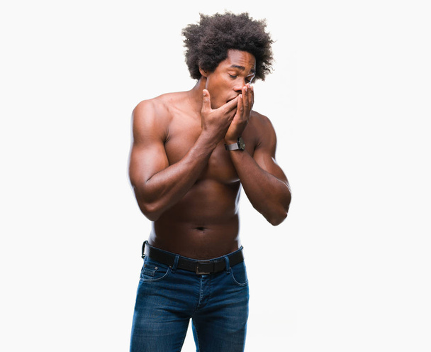 Afro Amerikaanse shirtless man naakt lichaam tonen over geïsoleerde achtergrond verveeld geeuwen moe die betrekking hebben op mond met de hand. Restless en slaperigheid. - Foto, afbeelding