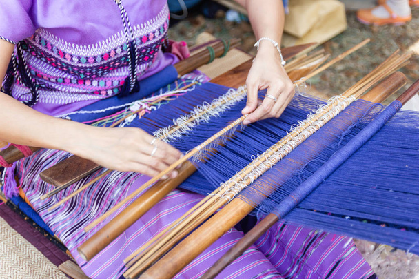 Le donne anziane stanno utilizzando la macchina - Tessitura Household Loom - per la seta fatta in casa o la produzione tessile della Thailandia
  - Foto, immagini
