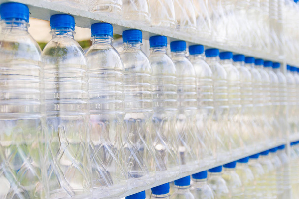 Απόβλητα από πλαστικά μπουκάλια, μειώνοντας τα απόβλητα από πλαστικά μπουκάλια έννοια τη μείωση της χρήσης των πλαστικών φιαλών - Φωτογραφία, εικόνα