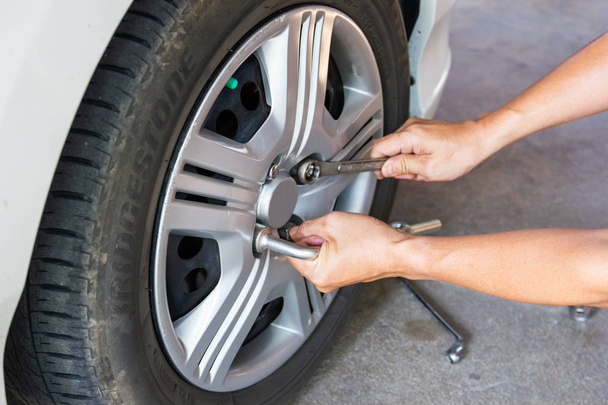 Bangkok Thailand: Feb 3, 2019:- Car mechanician changing tire car wheel in auto repair shop  - Foto, Imagen