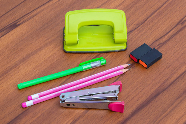 Renkli kalem kalem ve bubbers, okul ve ofis malzemeleri kahverengi ahşap masa arka plan üzerinde. - Fotoğraf, Görsel
