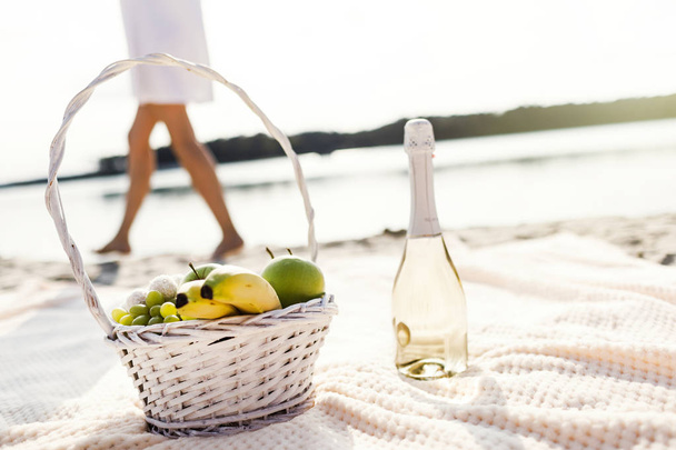 Sunny summer day with food at the beach - Foto, Bild