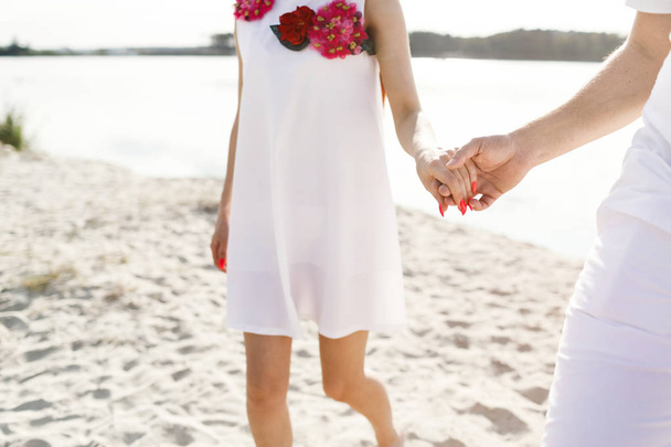 День Святого Валентина концепцію. Щаслива пара на пляжі у сонячний день. - Фото, зображення