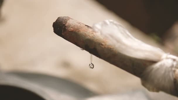 Wasser aus alter Wasserleitung undicht  - Filmmaterial, Video