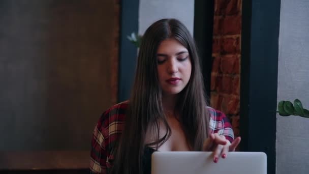 Beautiful attractive business woman closes the laptop after working in a cafe at the table. - Filmmaterial, Video