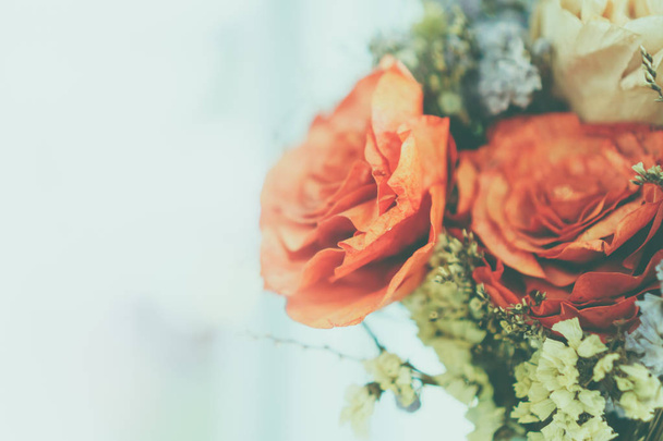 Renkli güzel çiçek buketinin seçici odağı yaz bokeh arkaplanı. Klasik soluk renk tarzı.. - Fotoğraf, Görsel