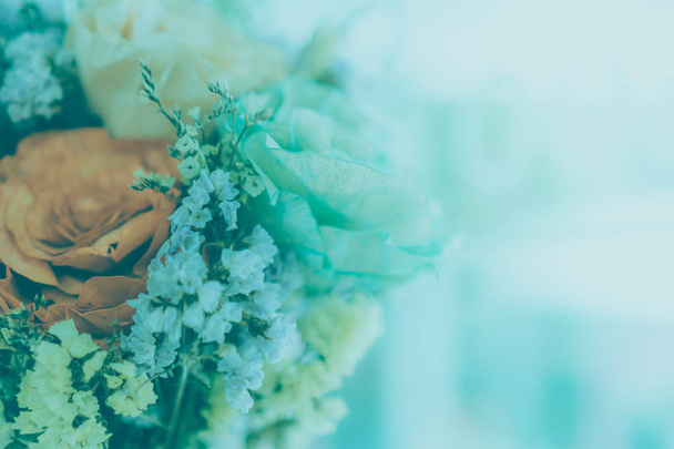 Szelektív fókusz gyönyörű színes virágcsokor nyári bokeh háttér. vintage halvány szín stílus. - Fotó, kép