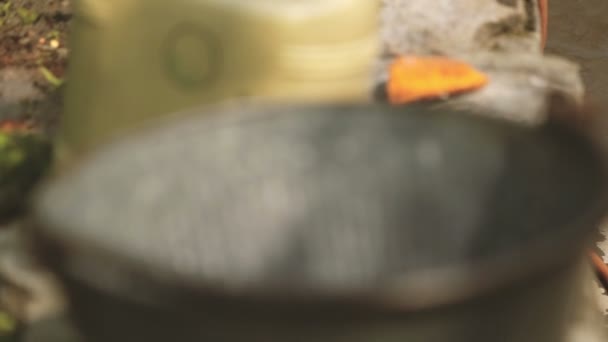 Close up panning shot di utensile in coda per una vita rurale in acque sicure
  - Filmati, video