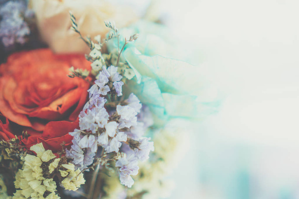 Selektywne skupienie się na pięknym kolorowym bukiecie kwiatów z letnim bokeh tła.vintage blakną stylu kolorów. - Zdjęcie, obraz