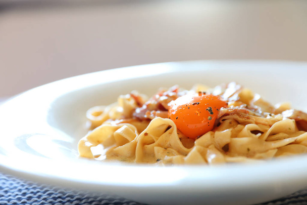 Pasta fatta in casa con salsa bianca, spaghetti alla carbonara, cucina italiana
 - Foto, immagini