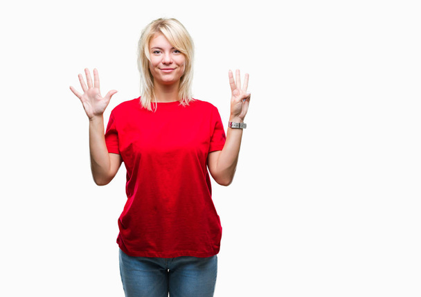 Giovane bella donna bionda che indossa t-shirt rossa su sfondo isolato mostrando e indicando con le dita il numero otto sorridendo fiducioso e felice
. - Foto, immagini