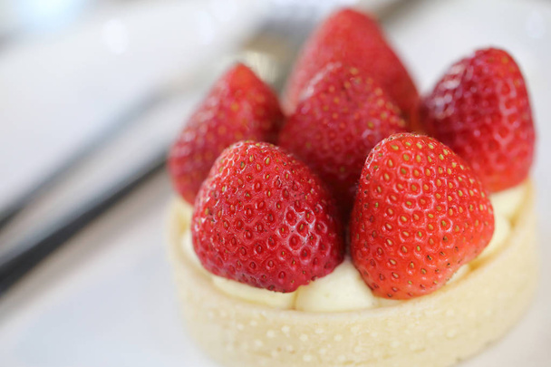 Tarte au fromage aux fraises dessert aliment sucré
 - Photo, image