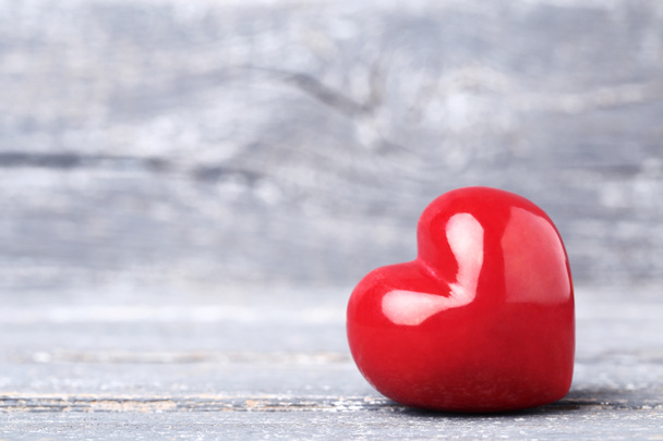 Piros szív, a szürke fából készült asztal - Fotó, kép