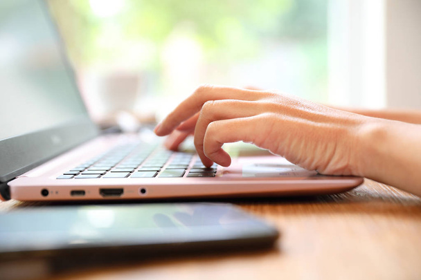 Рука женщины работает в кофейне рука на клавиатуре с крупным планом
 - Фото, изображение