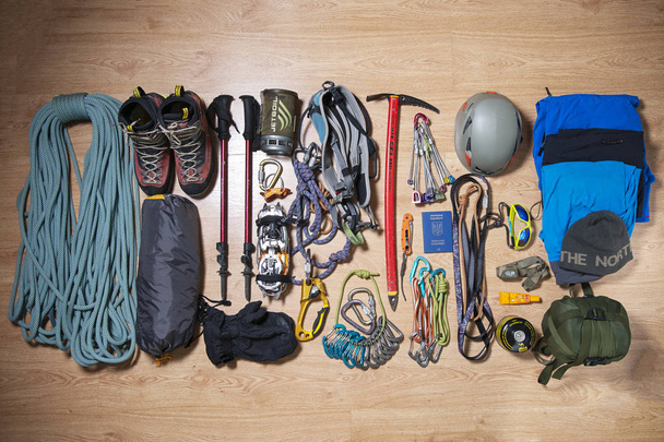 Kletterausrüstung vor der Reise auf einem Holzboden - Foto, Bild