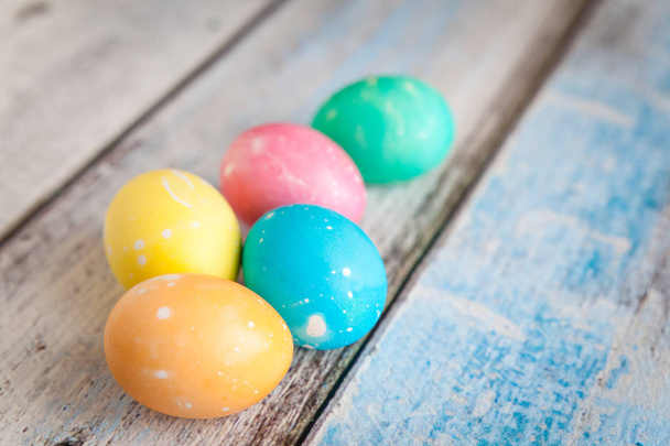 復活祭の卵青い木製の背景 - Fotografie, Obrázek