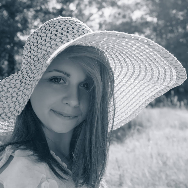 portrait of a pretty girl in a hat on a summer day - Foto, Imagen