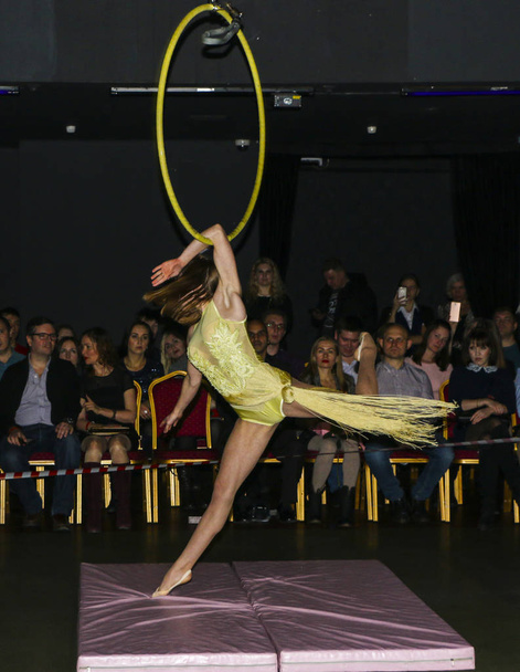 Yoshkar-Ola, Rusko, 08. prosinec 2018: Taneční a akrobatické show - láska je 2018, od Crazypole tanec a vzdušné akrobacie Studio. - Fotografie, Obrázek