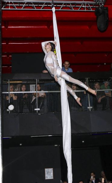 YOSHKAR-OLA, RUSSIE, 08 DÉCEMBRE 2018 : Danse et spectacle acrobatique - l'amour est 2018, de CrazyPole dance and aerial acrobatics Studio
. - Photo, image